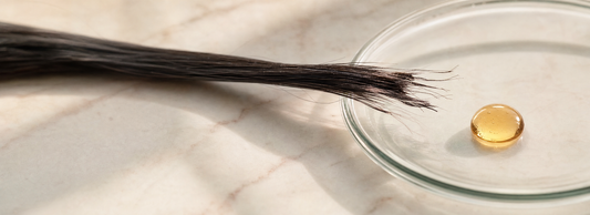 Cabelo liso e brilhante ao lado de produtos capilares para alinhamento e nutrição