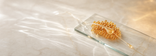 Cabelos longos e brilhantes ao lado da embalagem de Pure Caviar Protein