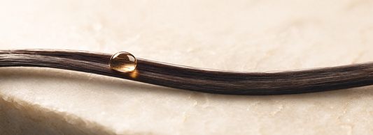 Cabelo liso e brilhante ao lado de produtos para progressiva sem formol
